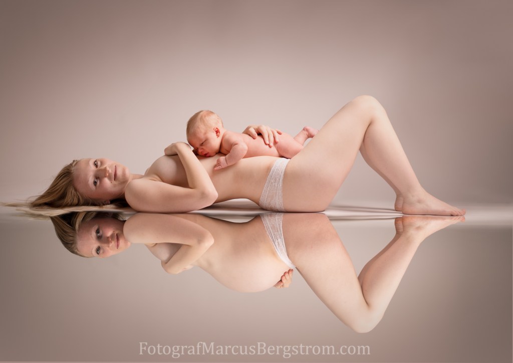 spegelbild med bild med nyfödd bebis i famnen och på den andra sidan gravidmagen