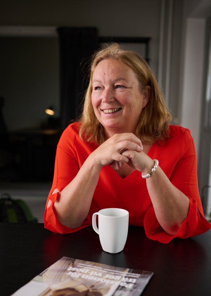 Chef sitter med en kaffekopp och ser alldaglig ut.