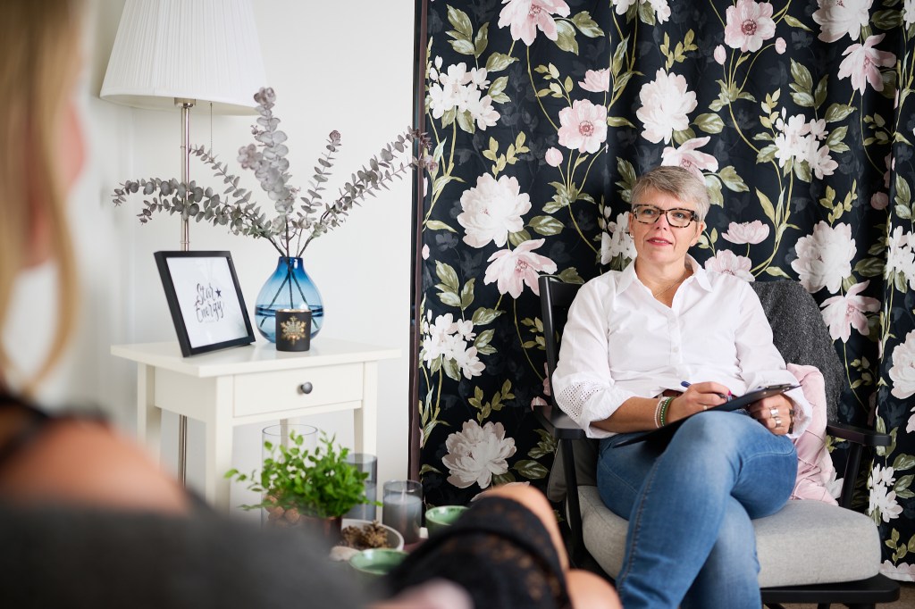 Bild på två människor som samtalar