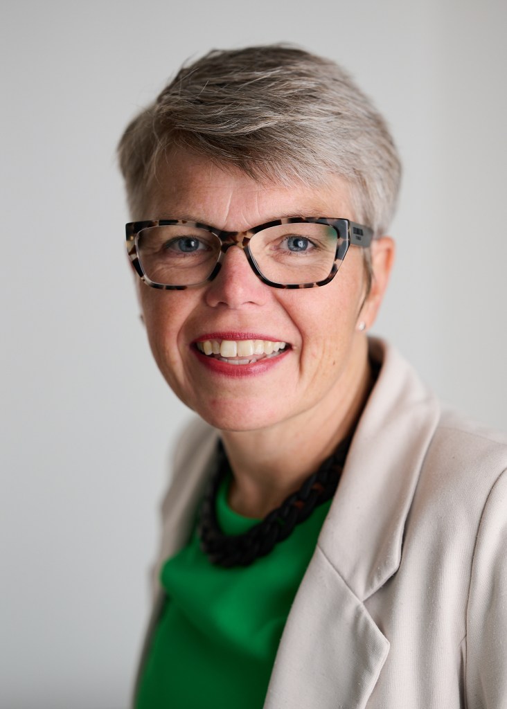 Porträtt på en egenföretagare med stort leende