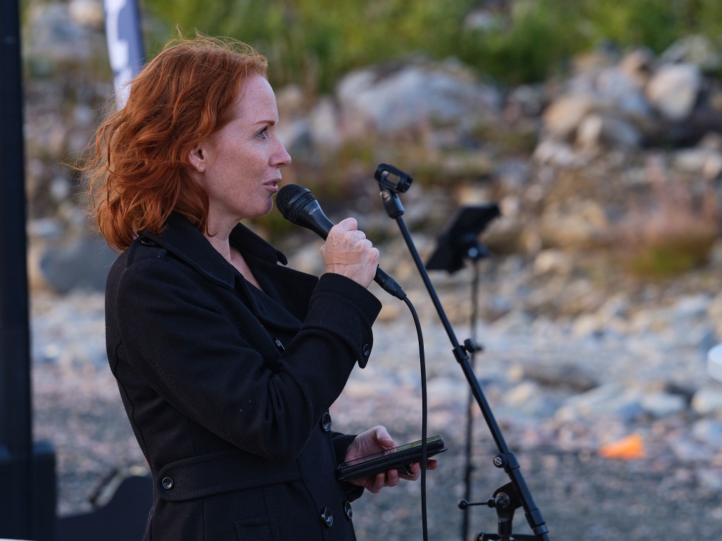 politiker håller tal vid invigandet av vindkraftspark