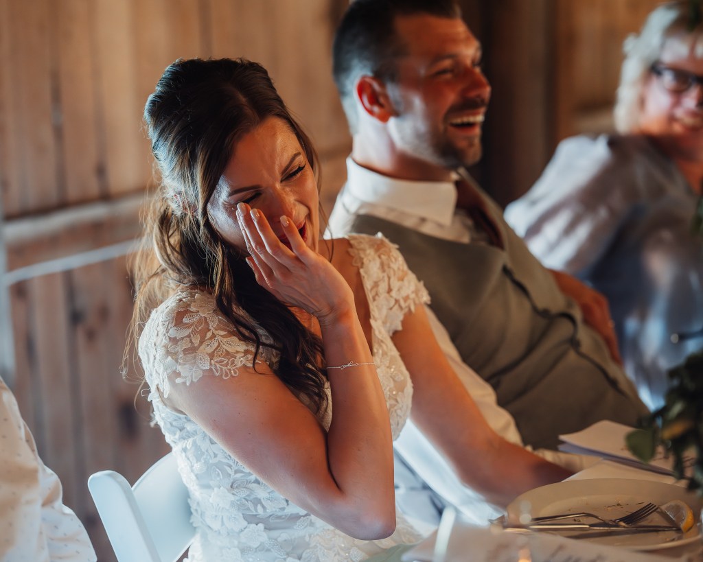 Bruden skrattar så hon gråter. väldigt mycket känslor