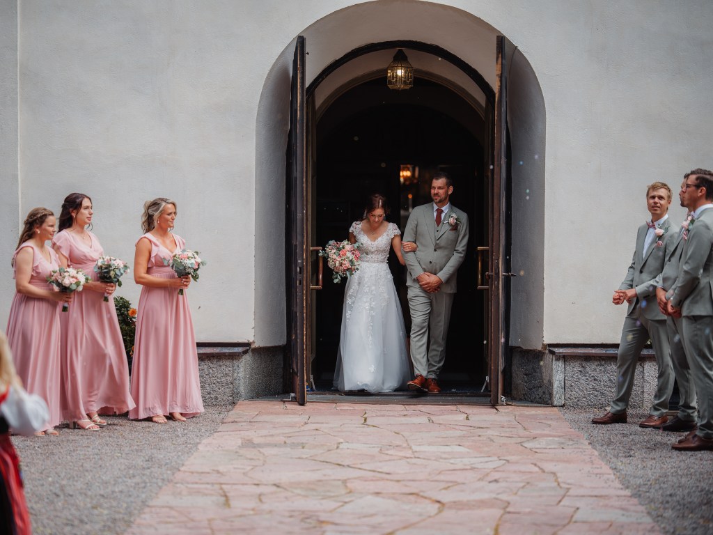 Brudparet går ut från kyrkan