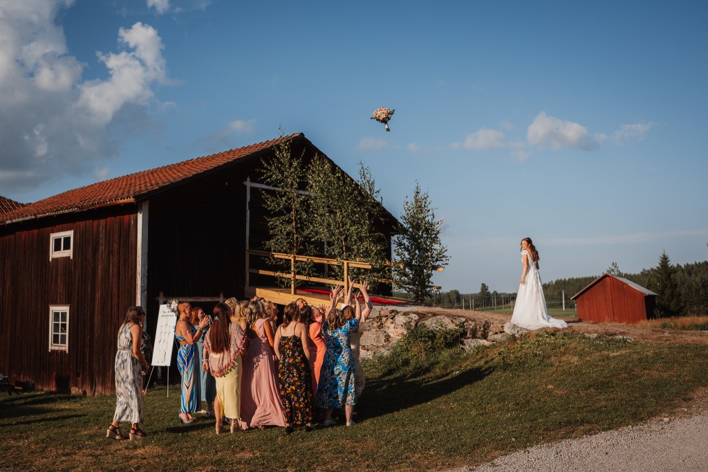 Kastar brudbucketen mot alla kvnnliga gäster som försöker fånga den