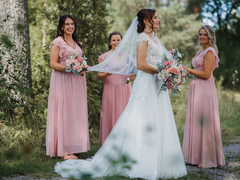 Tärnorna står och håller ut slöjan