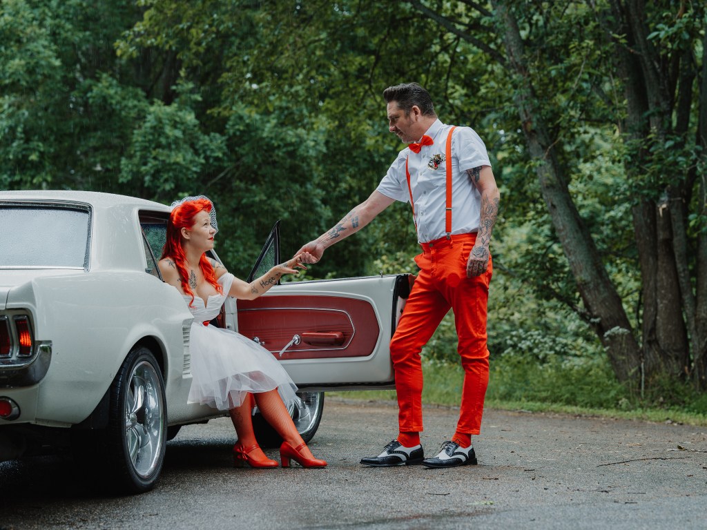 Brudgummen är gentleman och hjälper bruden ut från bilen.