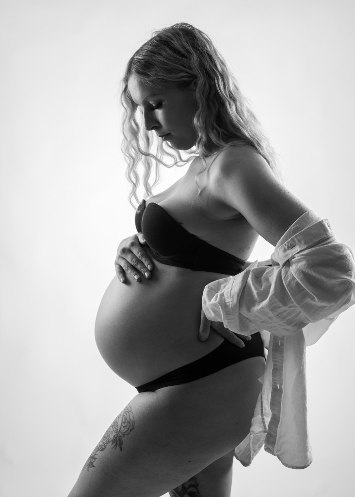 gravidfoto i studio med mycket hud. underkläder