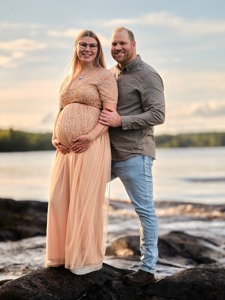 gravidpar står vid sten i ävlen