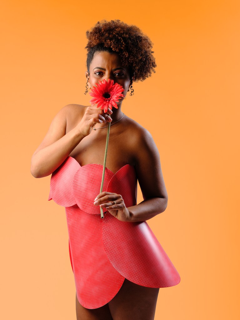 kvinna i dräckt byggd av bordstabletter rödmålade