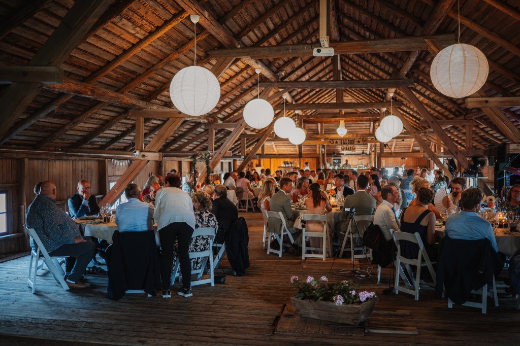 Fest med alla gäster som sitter vid borden på logen. middagen och festen har precis börjat