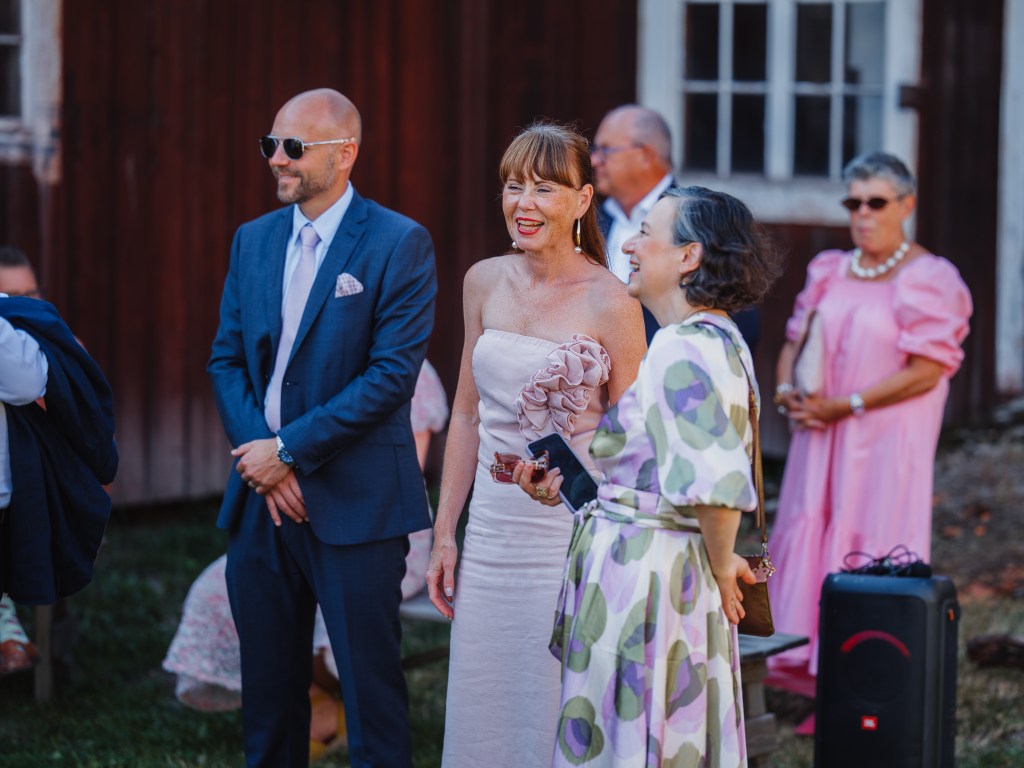 Gäster står och skrattar på mingel