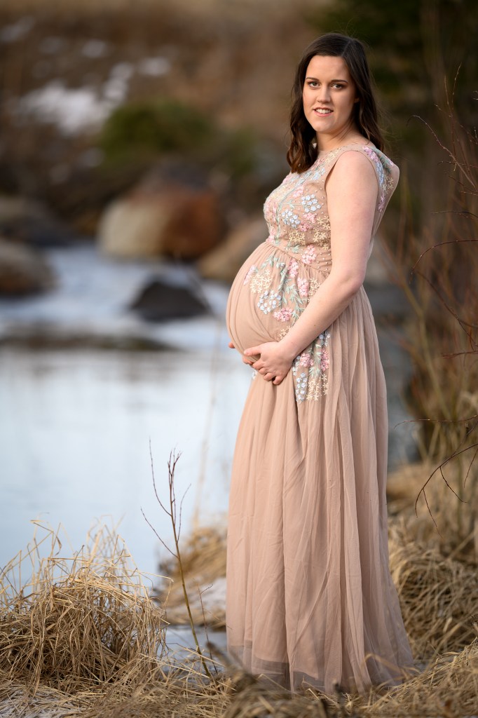 GRavid står vid vattnet