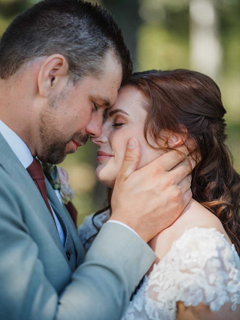 Kärleksfullt porträtt på paret med pannorna mot varnadra