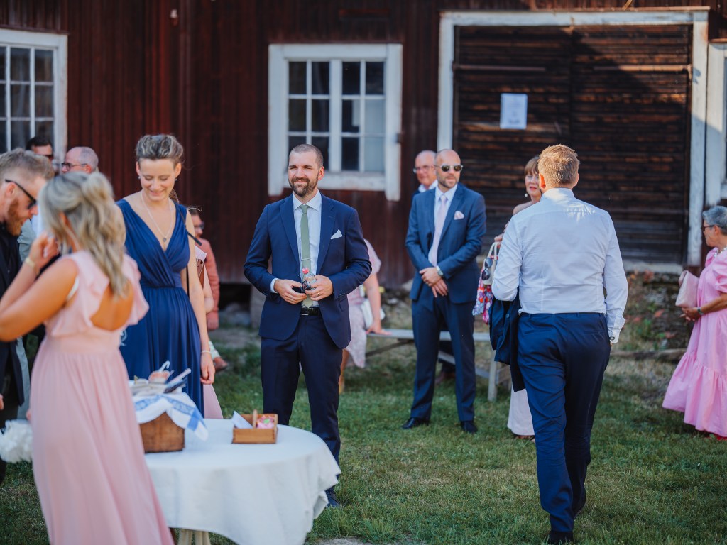 Mingelbild där flera står och ler