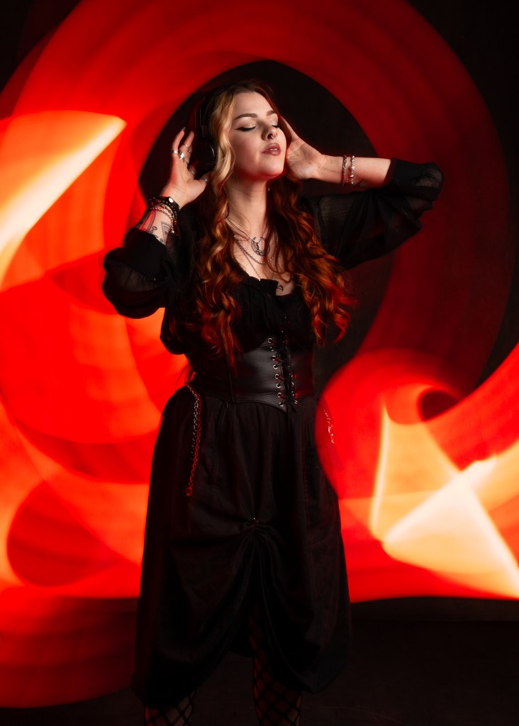 Ljusmålat bakom ett porträtt av kvinna som lyssnar på musik