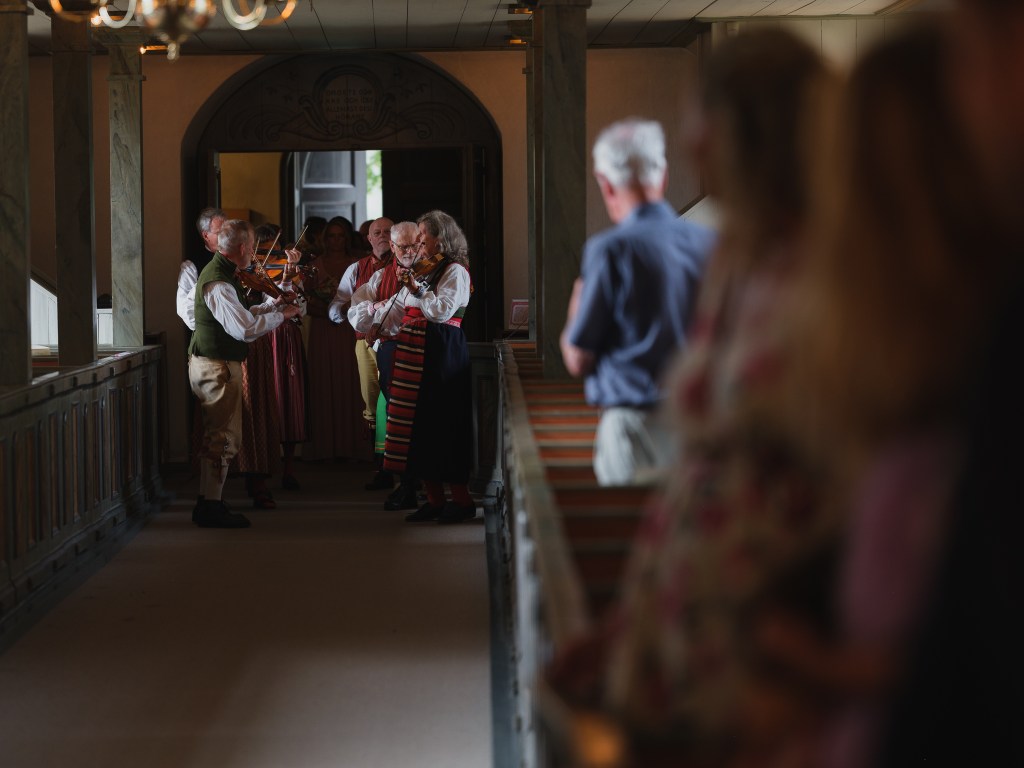 Spelmän som går in i kyrkan före brudparet.